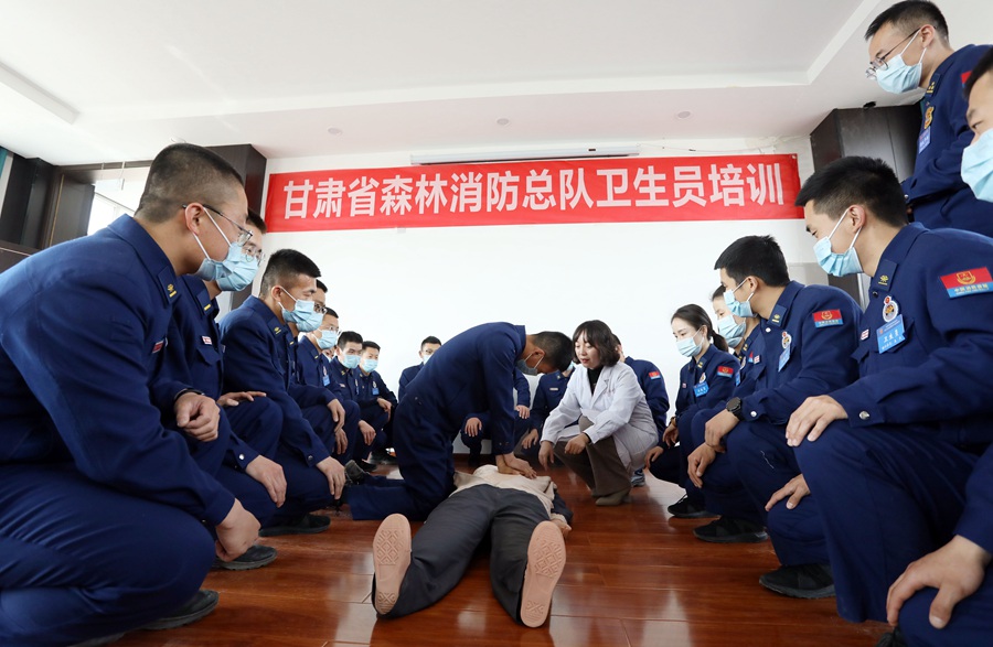 卫生救护专业开展心肺复苏技能教学。甘肃省森林消防总队供图