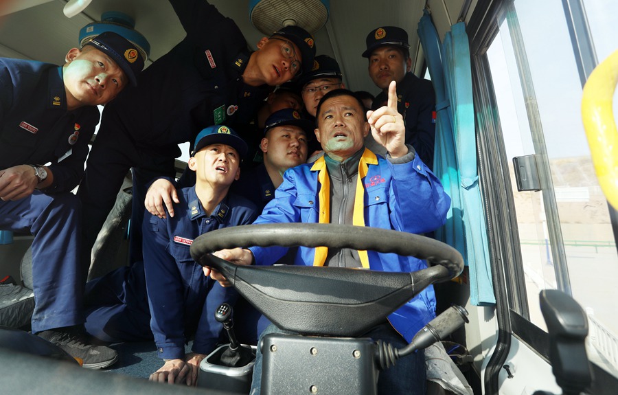 增驾专业学员跟车训练。甘肃省森林消防总队供图