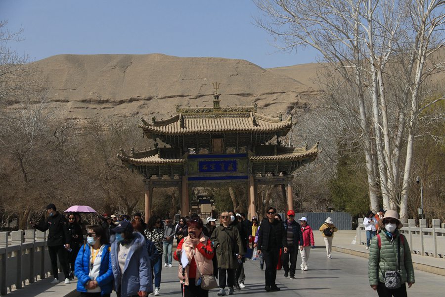 游客在甘肅省敦煌市莫高窟景區游覽。張曉亮攝