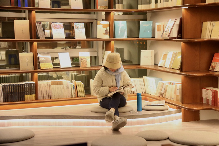 讀者在甘肅敦煌書局閱讀圖書。張曉亮攝