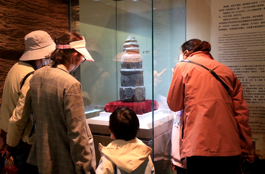 游客在甘肅省敦煌市博物館參觀文物展。張曉亮攝
