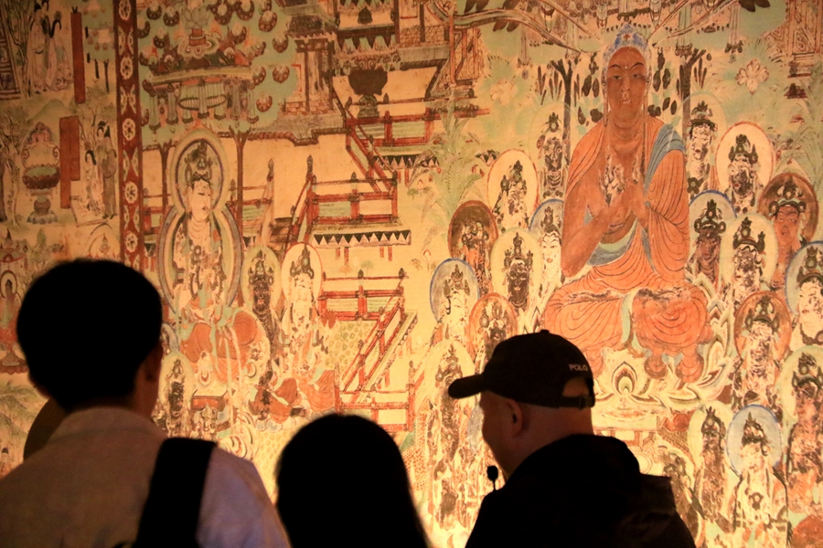 游客在甘肃省敦煌市博物馆参观文物展。张晓亮摄