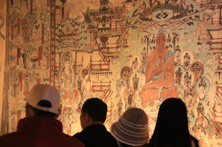 游客在甘肃省敦煌市博物馆参观文物展。张晓亮摄