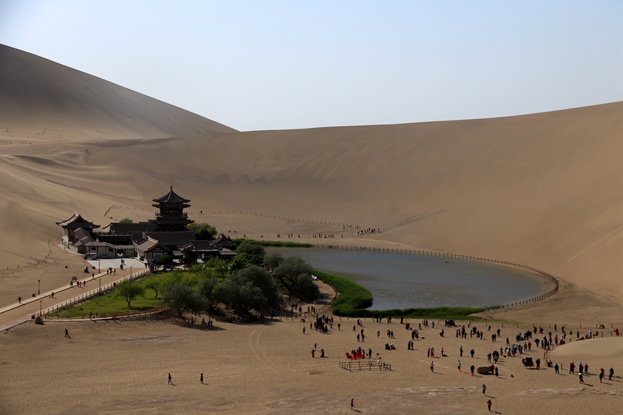 2023年5月11日，游客在甘肃省敦煌市鸣沙山月牙泉景区游览。张晓亮摄