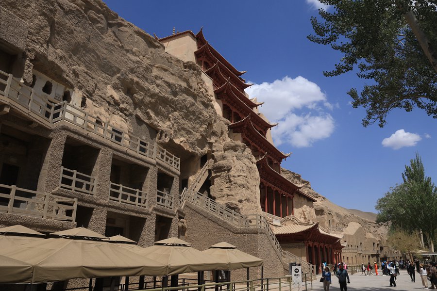 2023年5月11日，游客在甘肃省敦煌市莫高窟景区游览。张晓亮摄