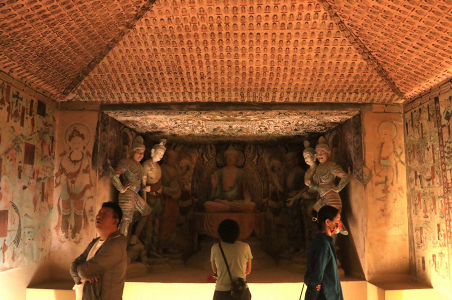 市民游客在敦煌博物馆游览参观。