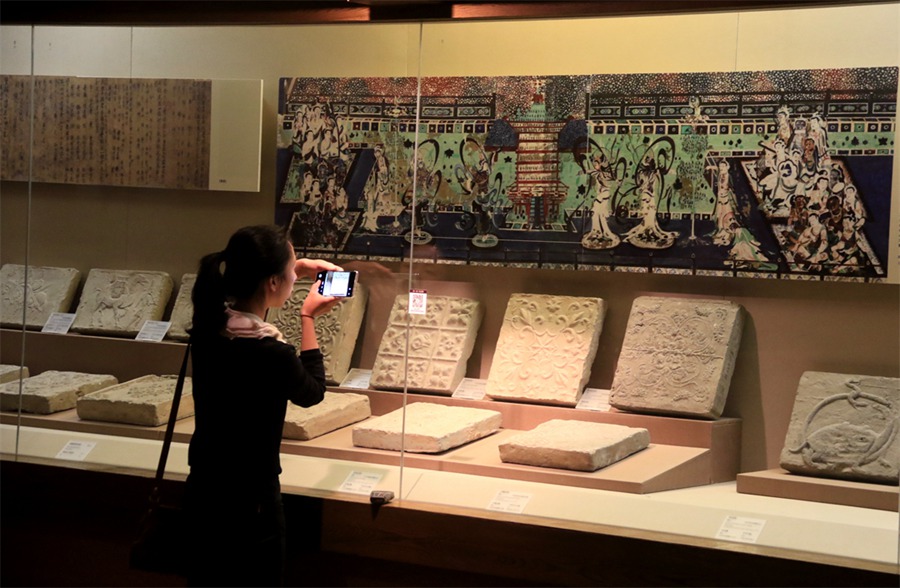 市民游客在敦煌博物馆游览参观。