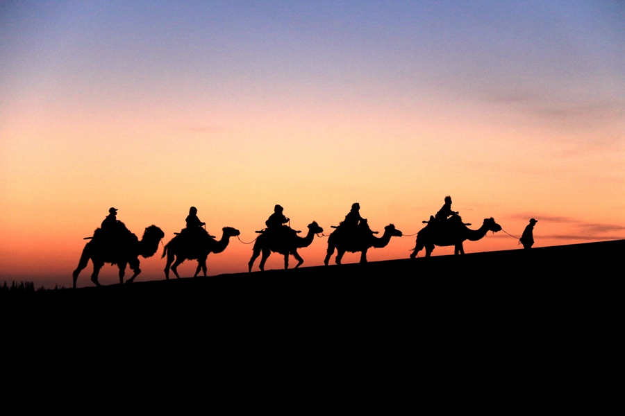清晨，游客在甘肅省敦煌市鳴沙山月牙泉景區游覽。張曉亮 攝