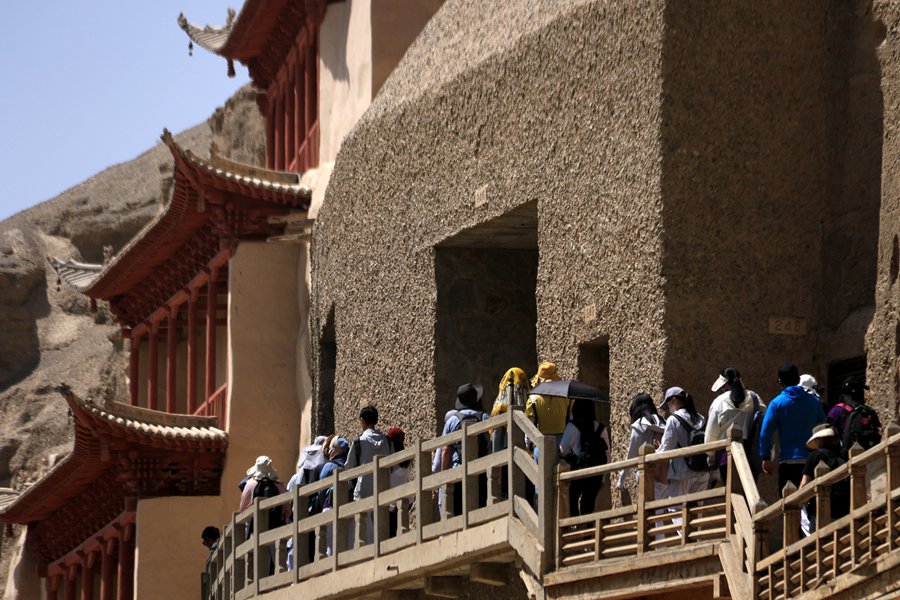 游客在世界文化遺產甘肅敦煌莫高窟參觀游覽。張曉亮攝