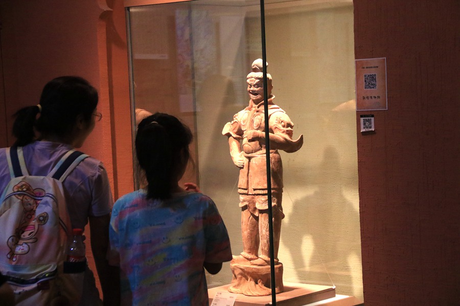暑假期间，小朋友在家长的陪伴下，在敦煌市博物馆参观文物展。张晓亮摄