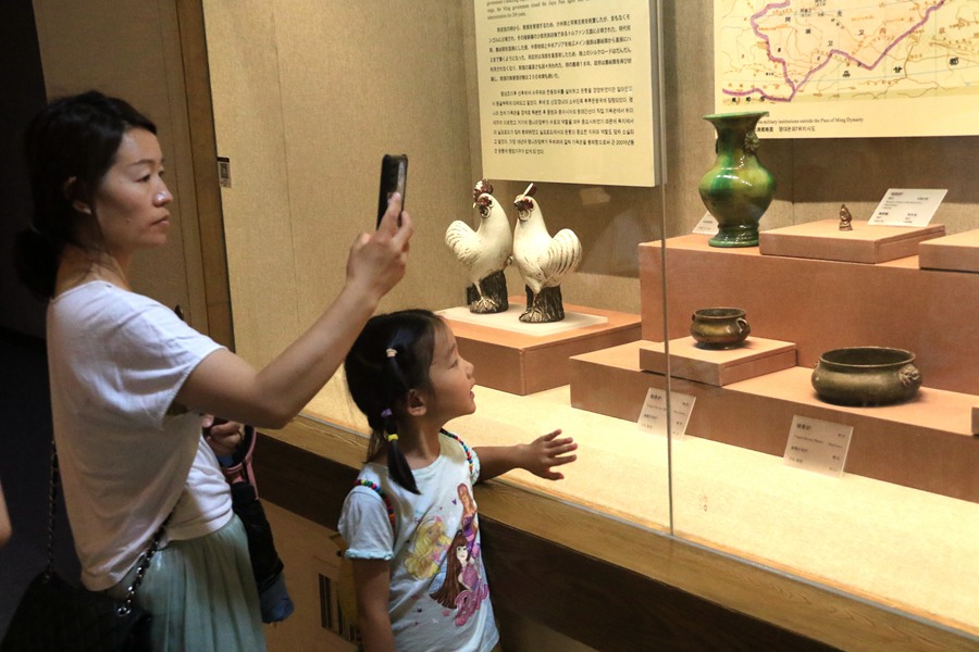 暑假期间，小朋友在家长的陪伴下，在敦煌市博物馆参观文物展。张晓亮摄
