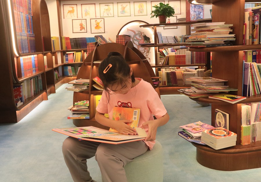 小朋友在甘肅省敦煌書局閱讀圖書。張曉亮攝