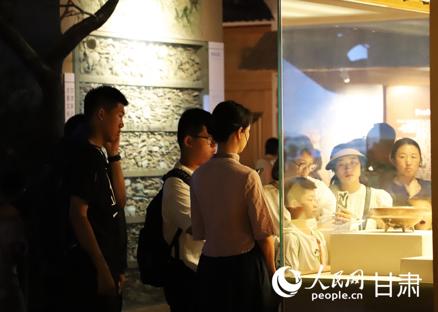 游客参观甘肃省博物馆。