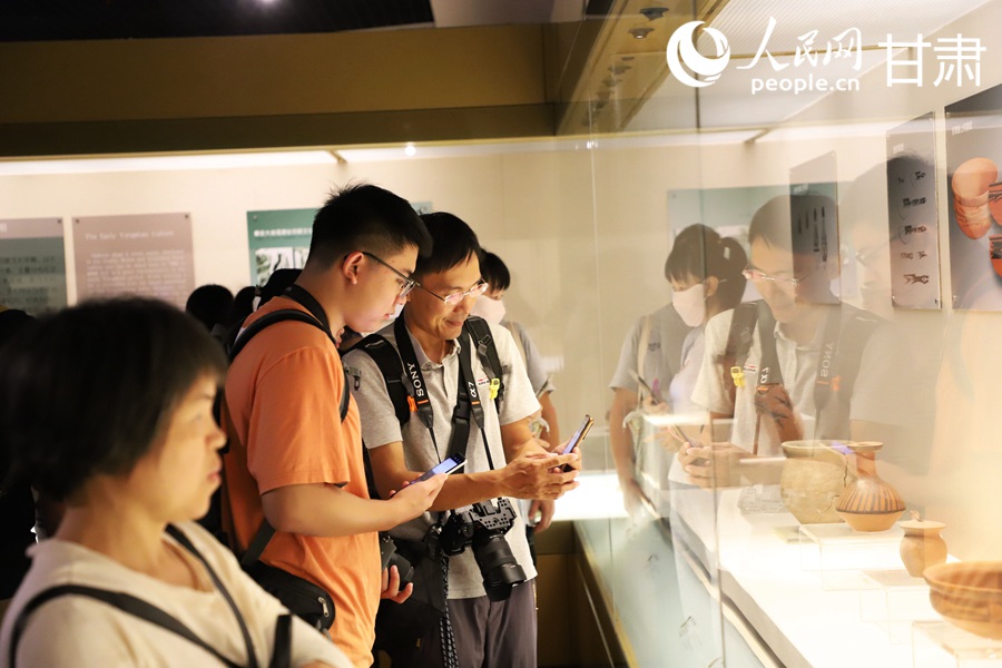 游客参观甘肃省博物馆。