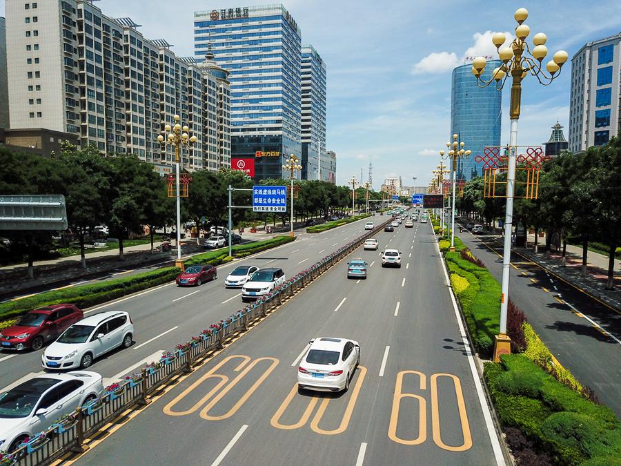 经过海绵化改造后的庆阳市区岐黄大道。俄少飞摄