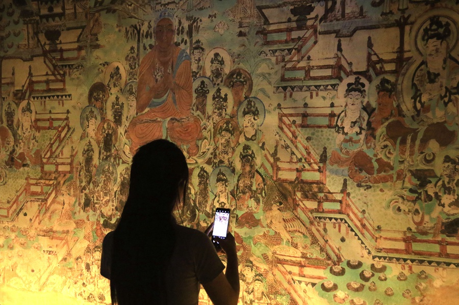 2023年9月17日，游客在甘肃省敦煌市博物馆参观文物展。张晓亮摄