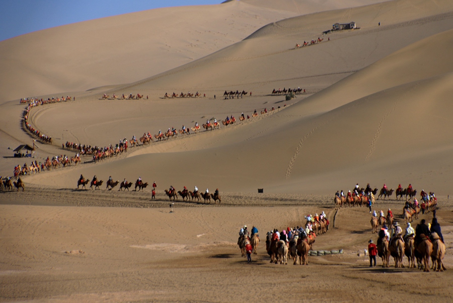 2023年9月18日，游客在甘肃省敦煌市鸣沙山月牙泉景区游览。张晓亮摄