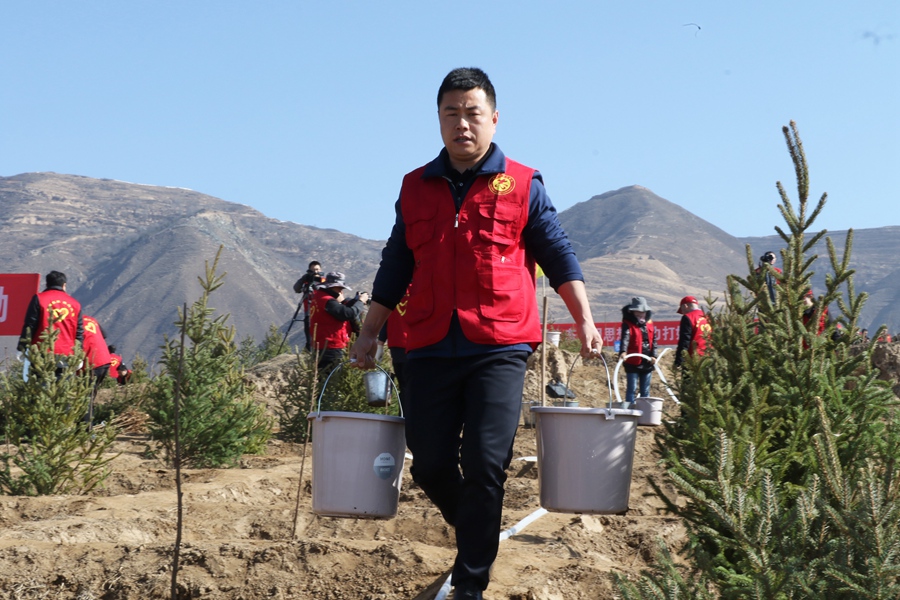 植树活动现场。赵超摄