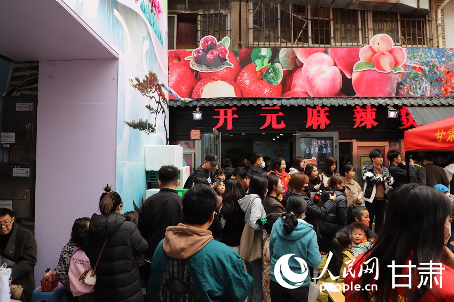 食客们正在麻辣烫店排队。人民网记者 王文嘉摄