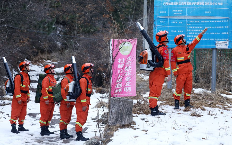 森林消防队员在兴隆山自然保护区开展巡护。裴海博摄