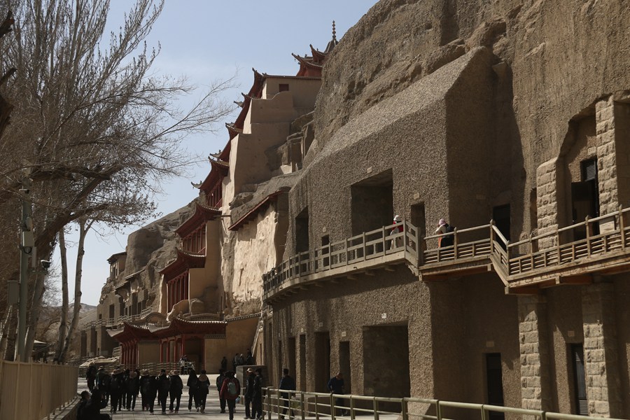 游客在世界文化遺產甘肅敦煌莫高窟參觀游覽。張曉亮攝