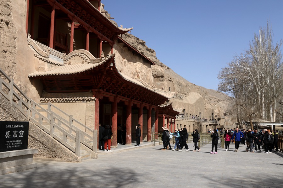 游客在世界文化遗产甘肃敦煌莫高窟参观游览。张晓亮摄