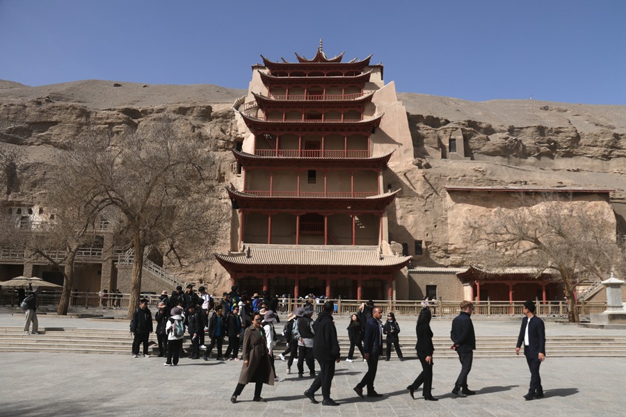 游客在世界文化遗产甘肃敦煌莫高窟参观游览。张晓亮摄