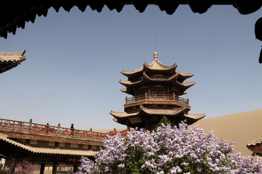 游客在甘肃省敦煌市鸣沙山月牙泉景区游览。张晓亮摄