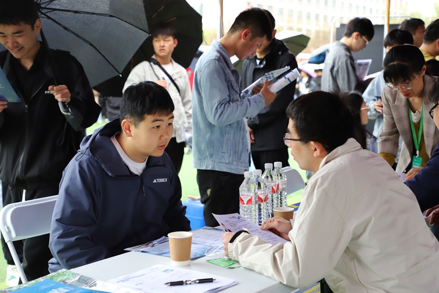 招聘會現場。人民網記者 王文嘉攝