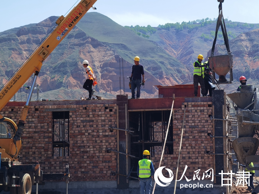 積石山縣大河家鎮陳家村災后恢復重建集中安置點項目建設現場。人民網記者 高翔攝