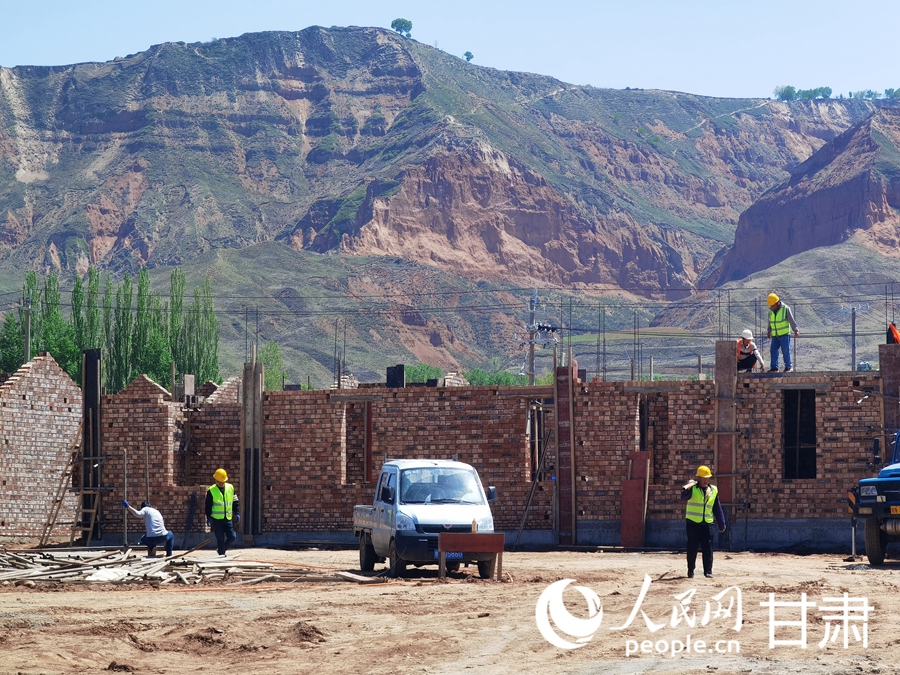 積石山縣大河家鎮陳家村災后恢復重建集中安置點項目建設現場。人民網記者 高翔攝