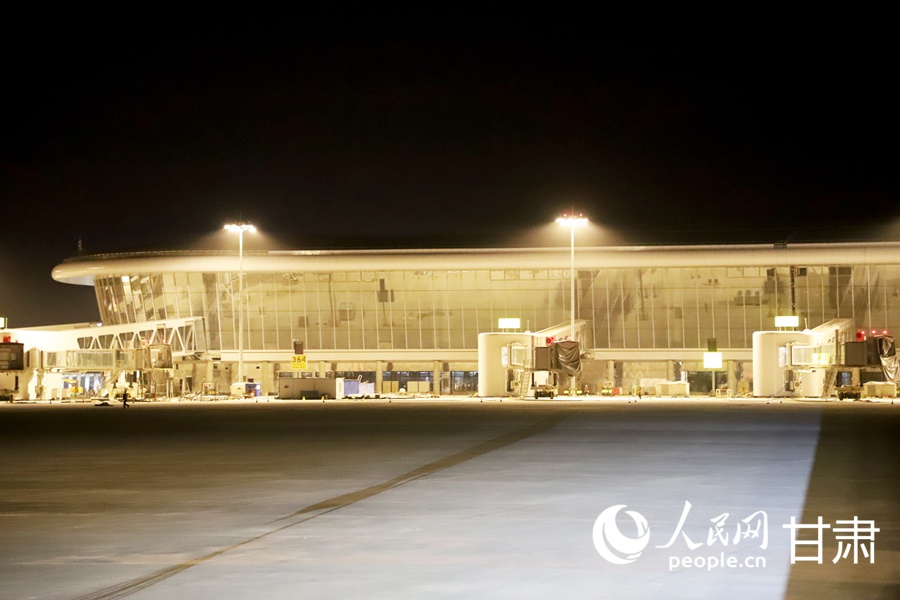 亮灯后的兰州中川国际机场三期扩建工程飞行区。人民网记者 王文嘉摄