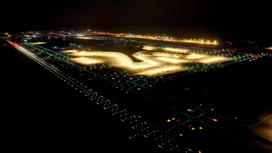 亮燈后的蘭州中川國際機場三期擴建工程飛行區。王生朝攝