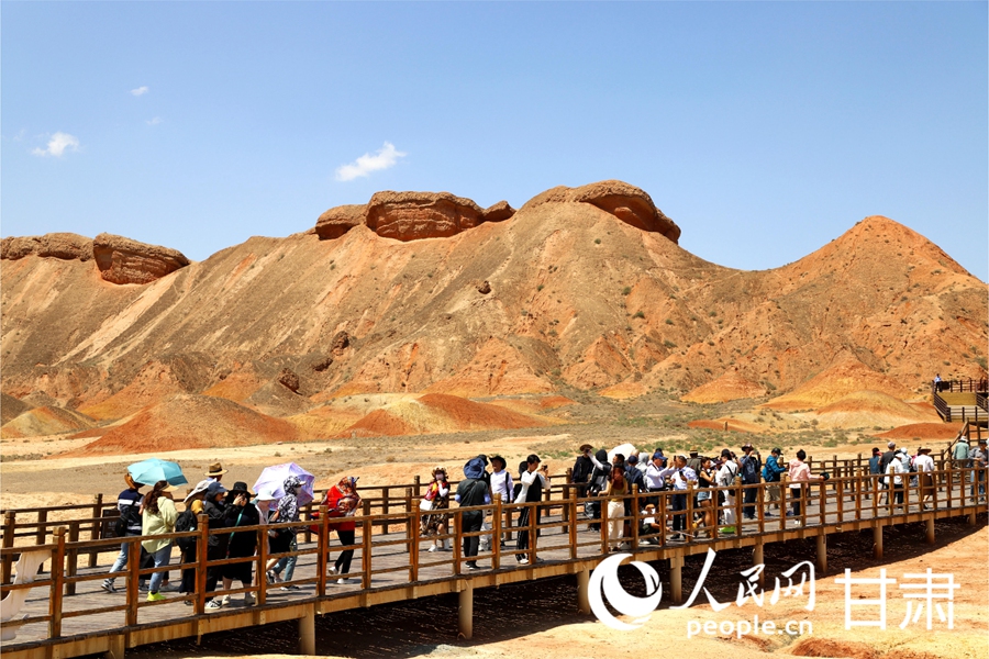 游客在張掖七彩丹霞景區參觀游覽。人民網記者 黃帆攝