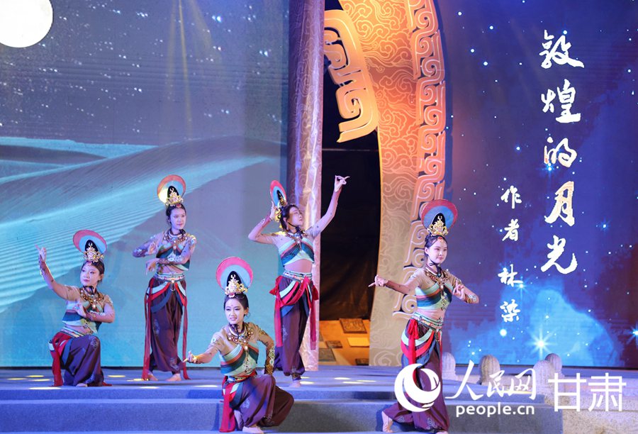 酒泉诗会现场。人民网记者 黄帆摄