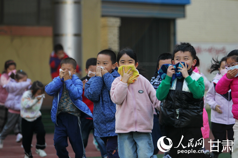 筑牢校園消防安全“防火牆” 蘭州市火星街小學開展消防應急疏散演練活動【2】