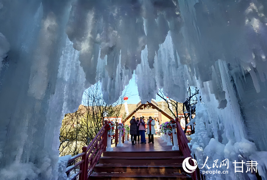 甘肃康乐："冷冰雪"带动"热经济" 邂逅冬日最美白桦林