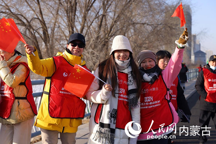 市民徒步迎接新年。人民网记者 富丽娟摄