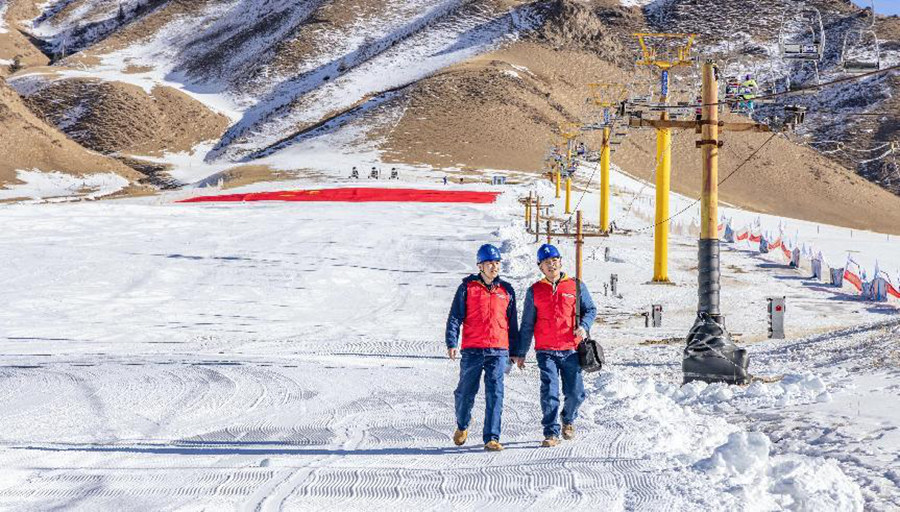 国网张掖供电公司供电员工在祁连山滑雪场对雪场索道等设备进行用电安全检查。潘磊摄