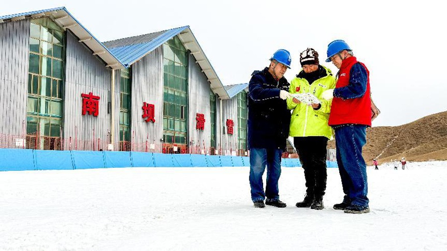 國網金昌供電公司員工上門檢查滑雪場涉及的供電線路和配電變壓器，並向工作人員講解安全用電知識。呂同攝