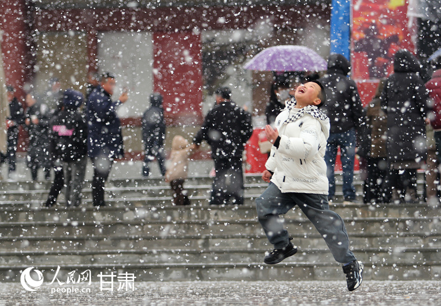 新春走基层|甘肃礼县：瑞雪迎佳节 赏雪戏雪乐开怀