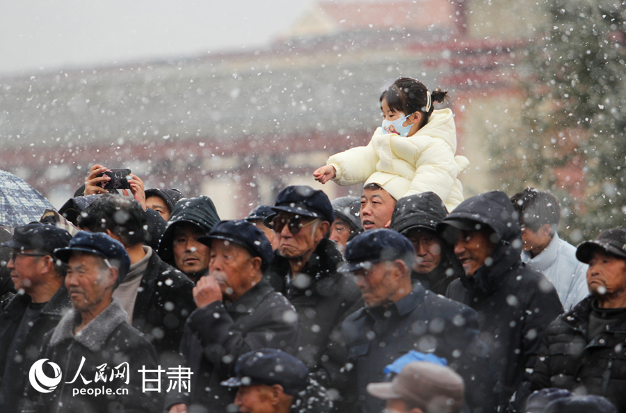 新春走基层|甘肃礼县：瑞雪迎佳节 赏雪戏雪乐开怀【4】