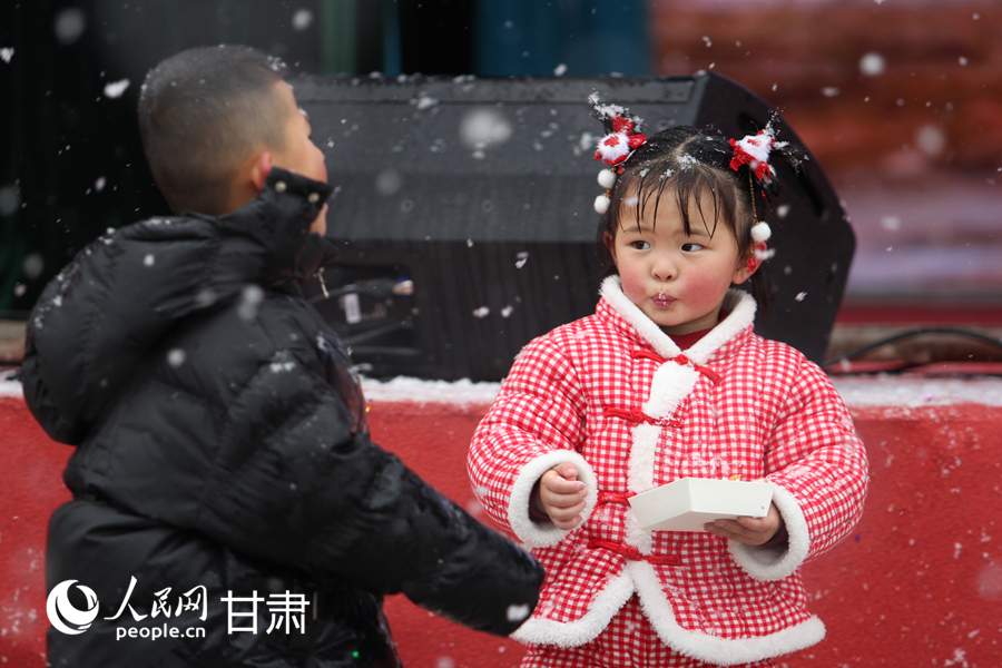 新春走基层|甘肃礼县：瑞雪迎佳节 赏雪戏雪乐开怀【5】