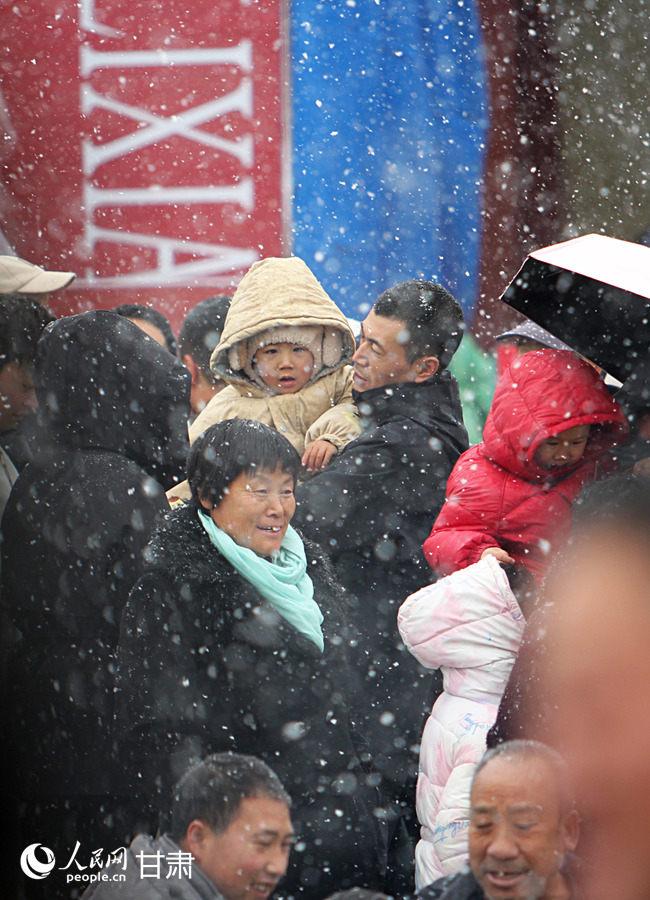 新春走基层|甘肃礼县：瑞雪迎佳节 赏雪戏雪乐开怀【7】