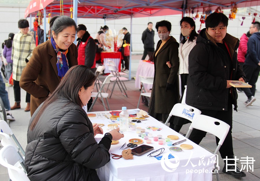 在古韵非遗传承区，市民体验掐丝珐琅制作。人民网记者 米媛摄