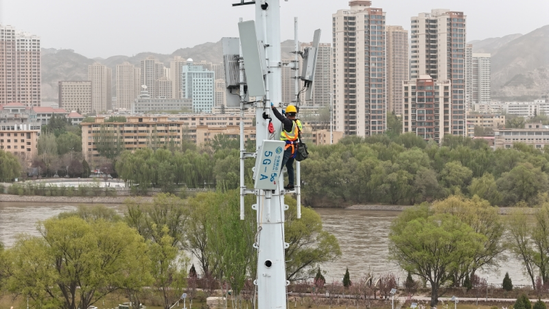 甘肃移动在兰州黄河风情线沿线部署5G-A基站。田永斌摄