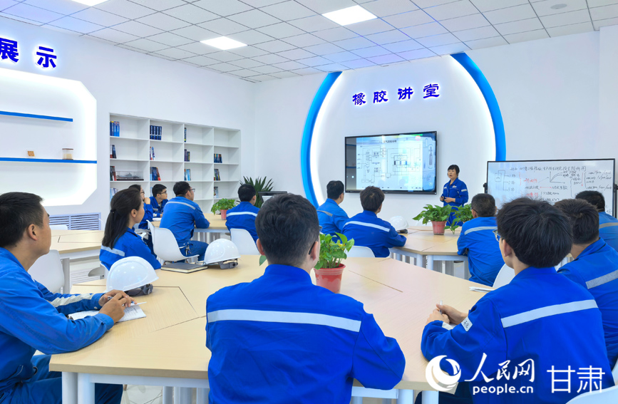 6月6日，中国石油兰州石化公司内，年轻员工正在参加专业培训。人民网记者 高翔摄