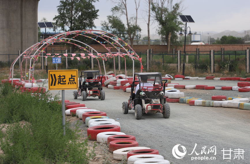游客在美乐幸福农场体验娱乐项目。人民网记者 焦隆摄