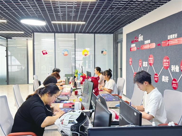 甘肃数字综合电商基地内运营人员正在分析统计数据。