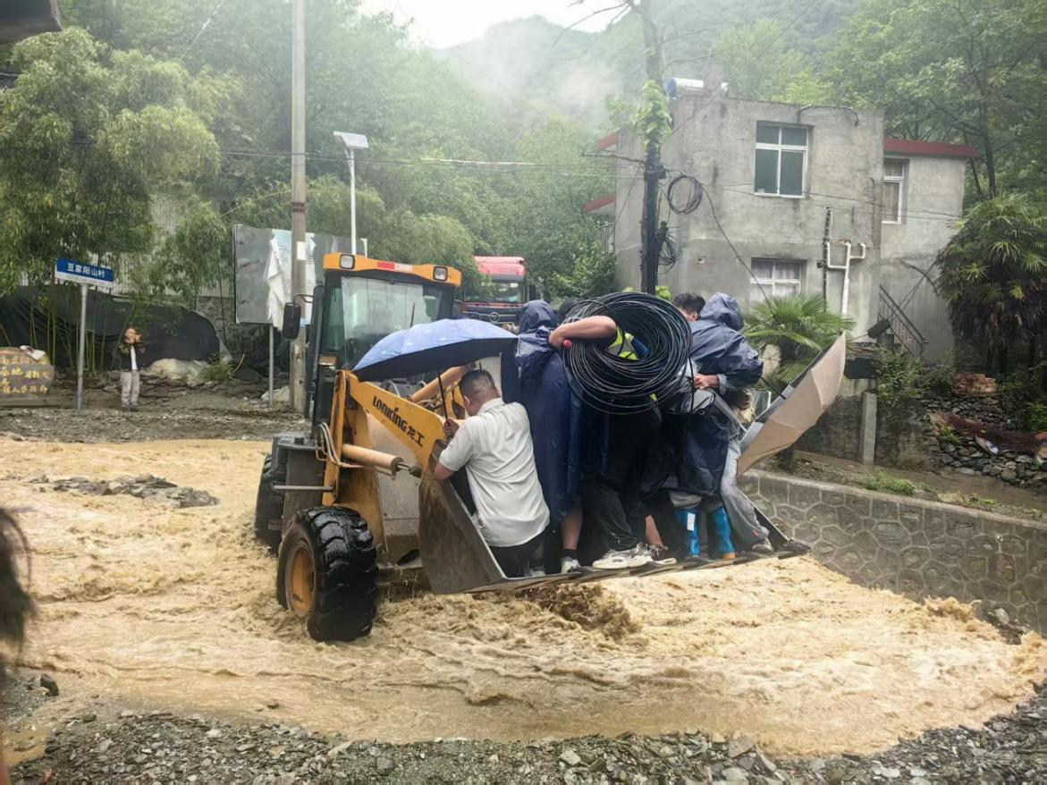 工作人員克服重重險阻前往受災區域。強挺攝